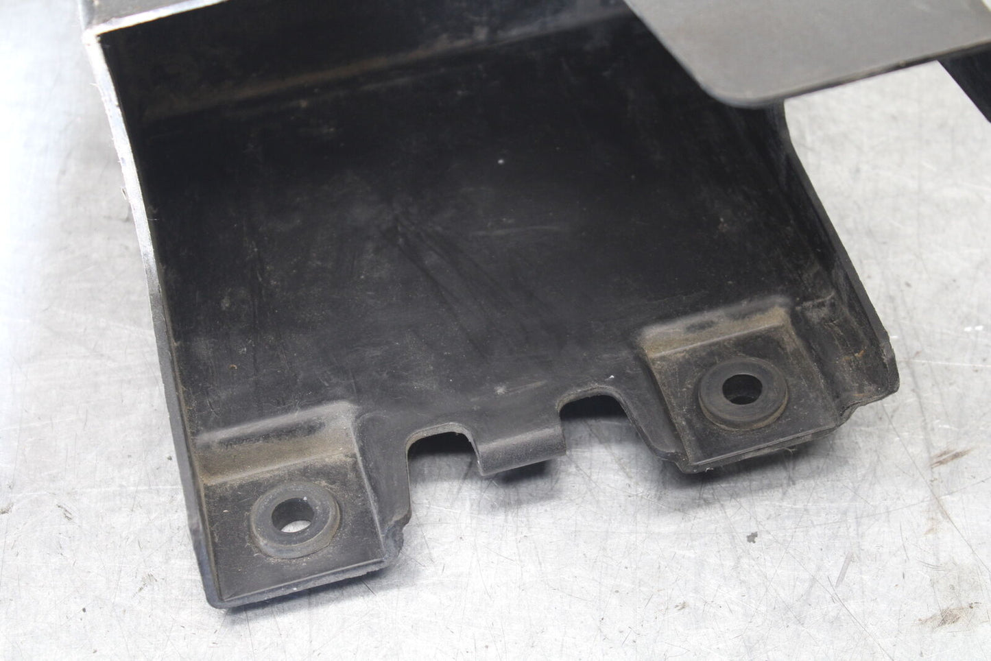 01-06 TRIUMPH TIGER 955I REAR BACK TAIL UNDERTAIL BATTERY TRAY PLASTIC BB693
