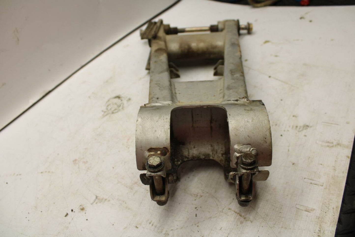 2005 Polaris Predator 500 SWINGARM BACK SUSPENSION SWING ARM 1542023-385 BB269