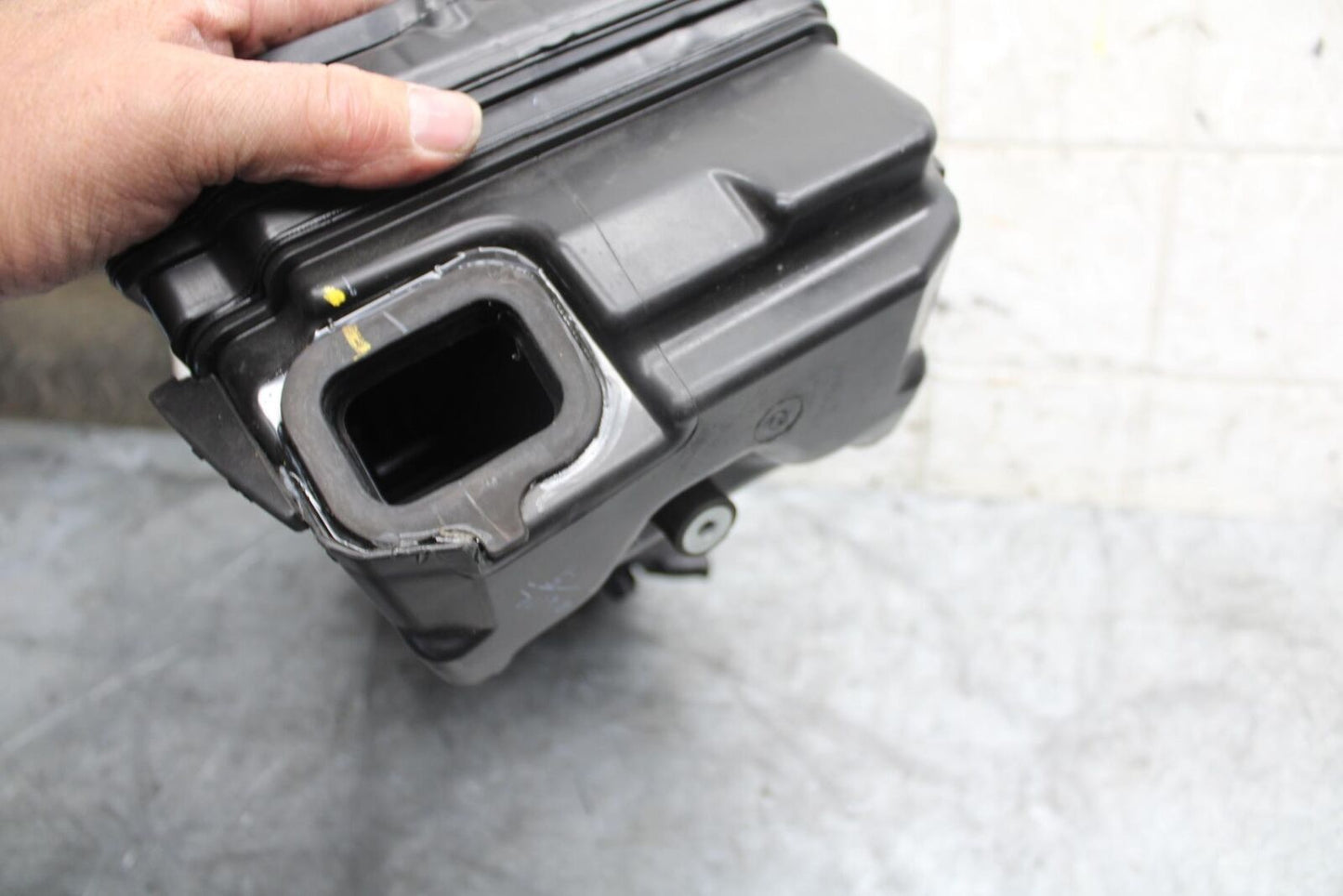 22-23 HUSQVARNA SVARTPILEN 401 AIRBOX AIR INTAKE FILTER BOX BB541