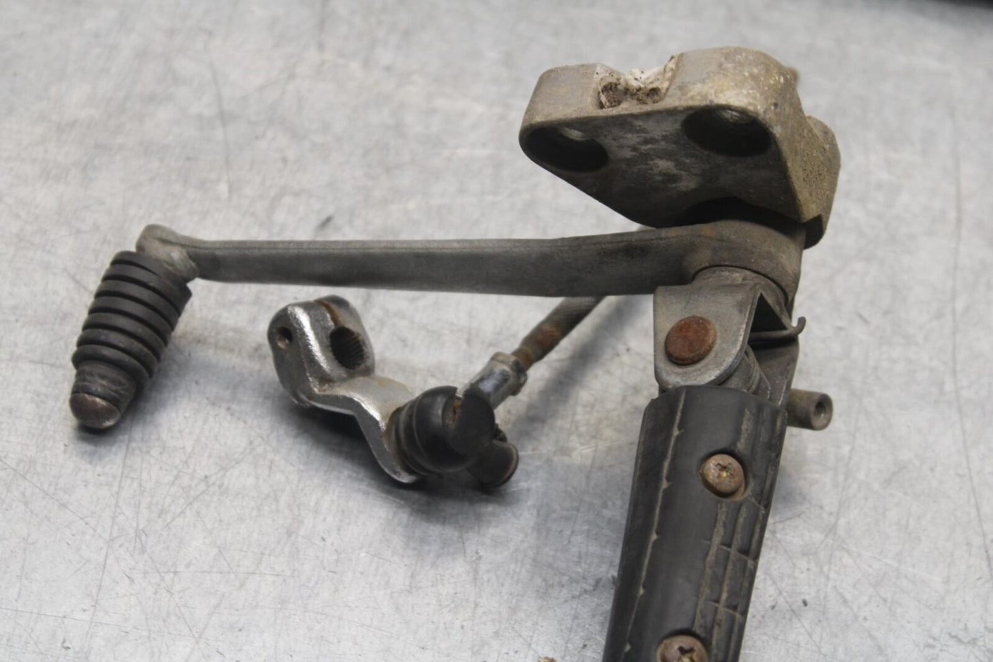 1988 Yamaha FZ600 LEFT REARSET REAR SET FOOT PEG W SHIFTER BB601