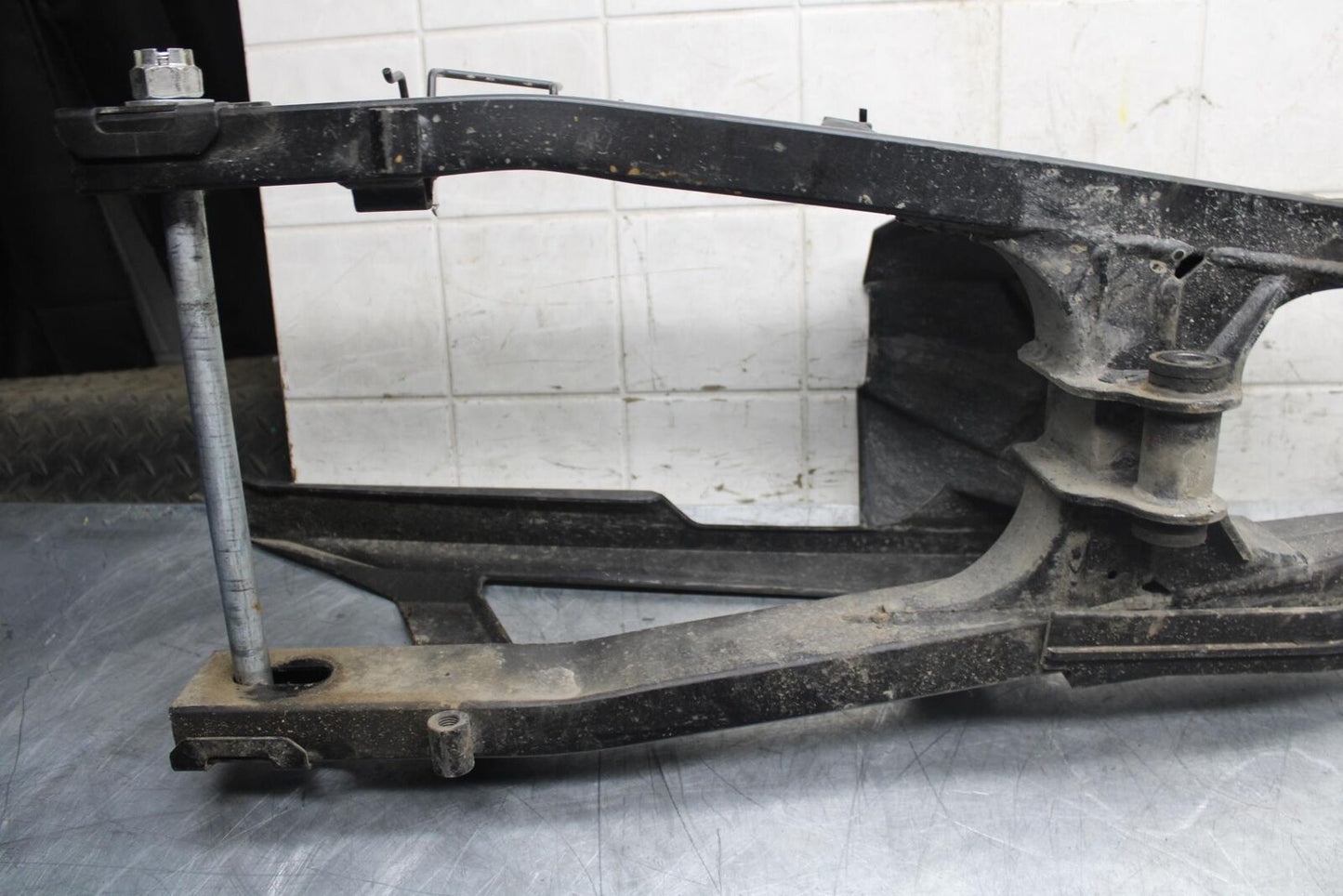 2013 Kawasaki Ninja 300 EX300B ABS REAR SWINGARM BACK SUSPENSION SWING ARM BB518