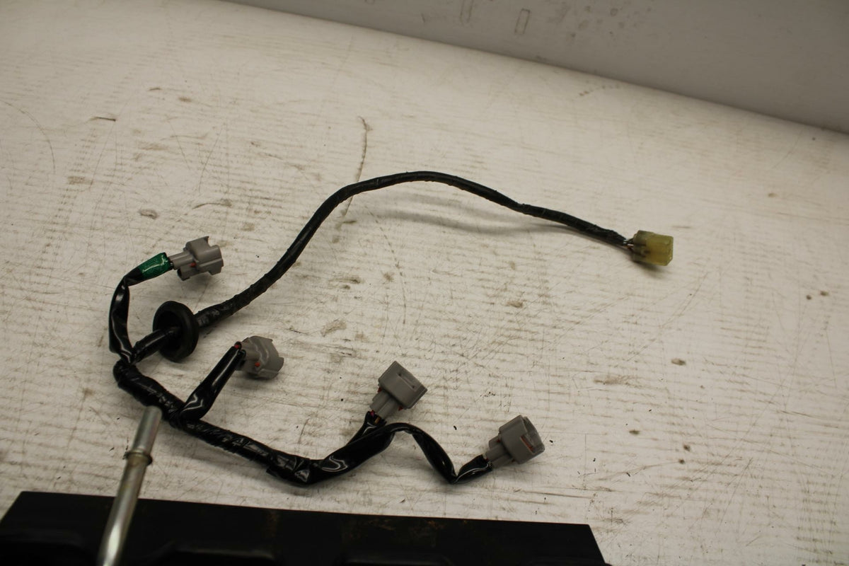 07 YAMAHA YZF R6 2c0 SECONDARY FUEL INJECTORS TOP AIRBOX GAS RAIL BB297