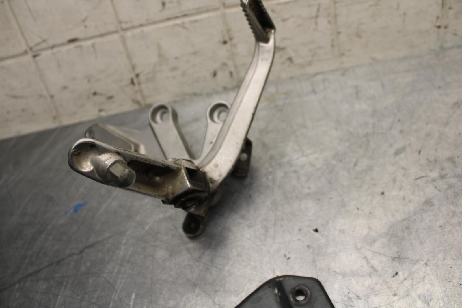 02-03 SUZUKI GSXR750 RIGHT REARSET REAR SET DRIVER FOOT PEG PEDAL BB14