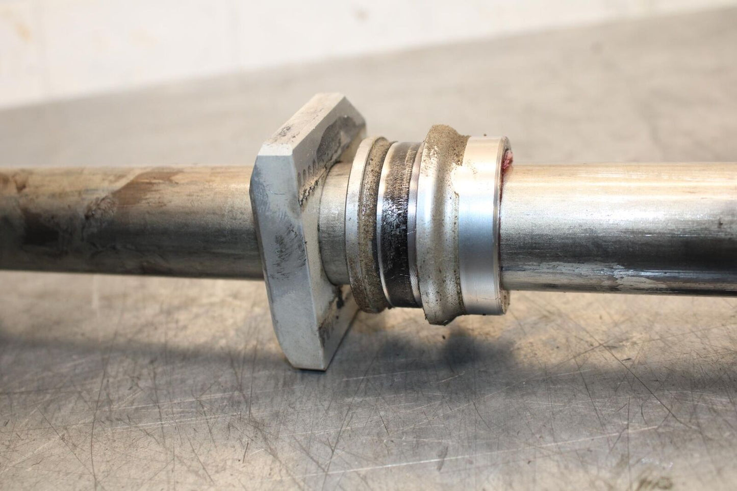 20 SUZUKI GSXR 1000 REAR AXLE BACK WHEEL RIM PIVOT BOLT AXEL BB597