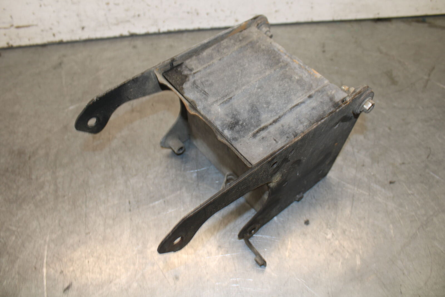 87-03 SUZUKI INTRUDER 1400 VS1400GLP BATTERY TRAY BOX HOLDER BB702