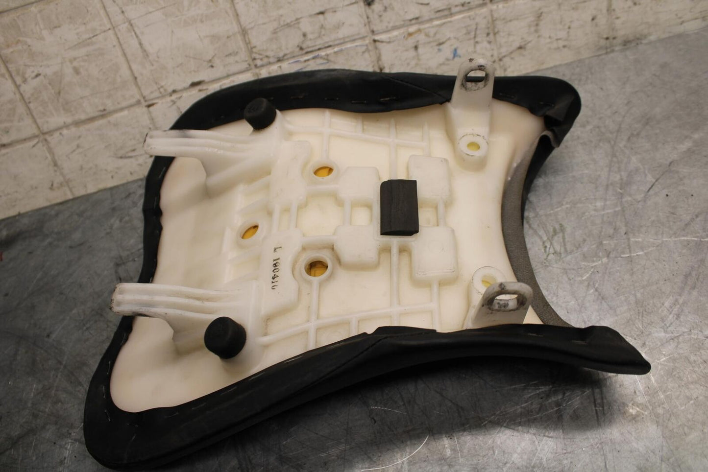 2007 Suzuki GSXR750 FRONT DRIVERS SEAT PAD SADDLE PILLION 45100-01H00-6BY BB546