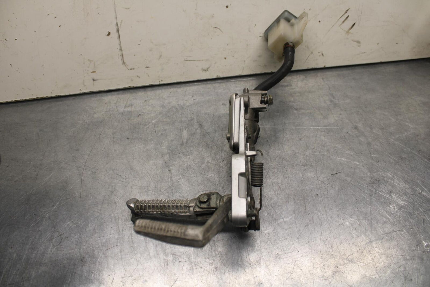 1999 Suzuki GSXR600 RIGHT REARSET REAR SET DRIVER FOOT PEG REST STOP BB608