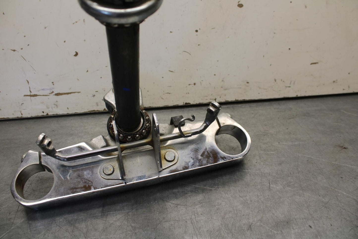 01-02 HONDA SHADOW SPIRIT 750 FRONT FORKS CLAMP LOWER TRIPLE TREE STEM BB632