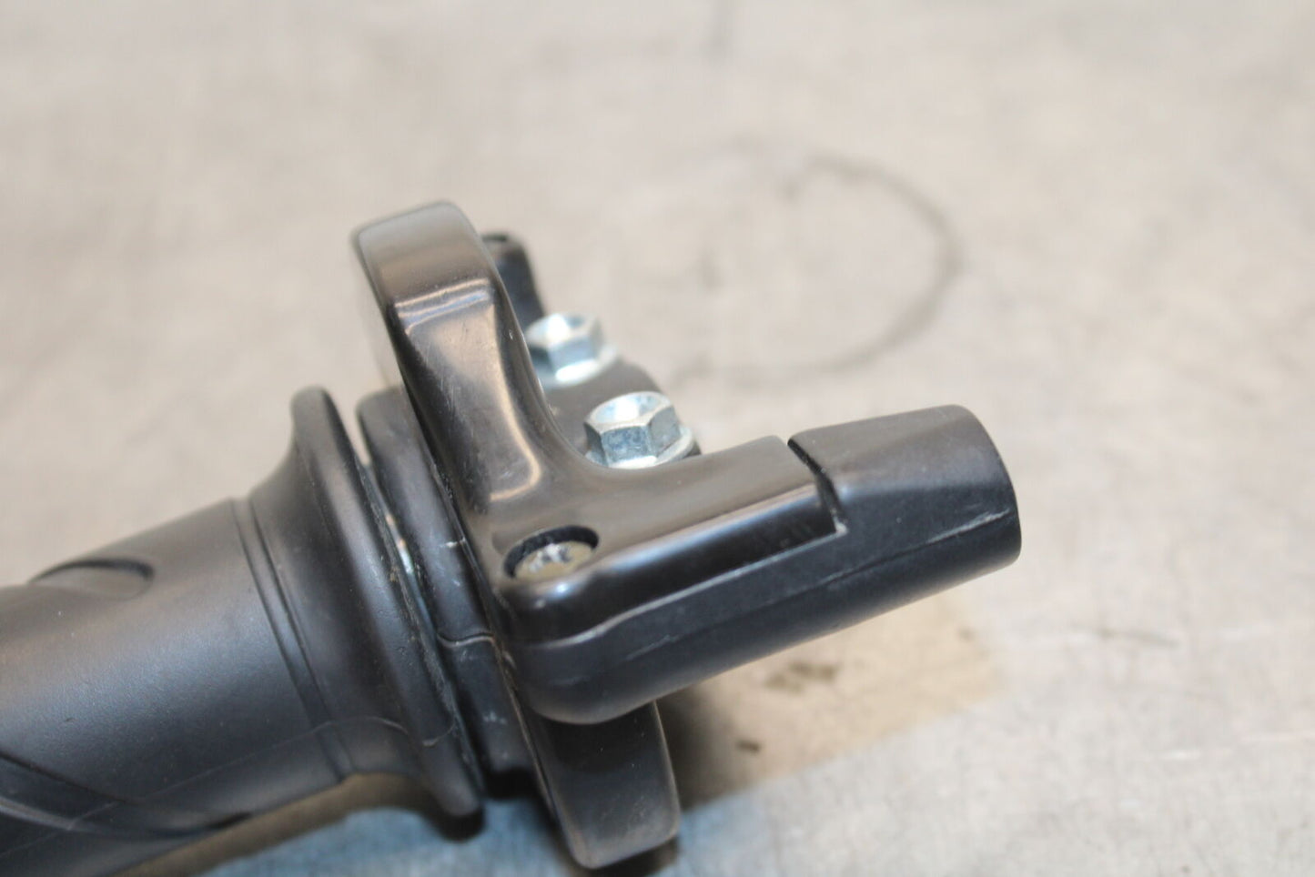 06-07 DUCATI MONSTER 695 THROTTLE CABLE LINE HOUSING GUIDE BB674