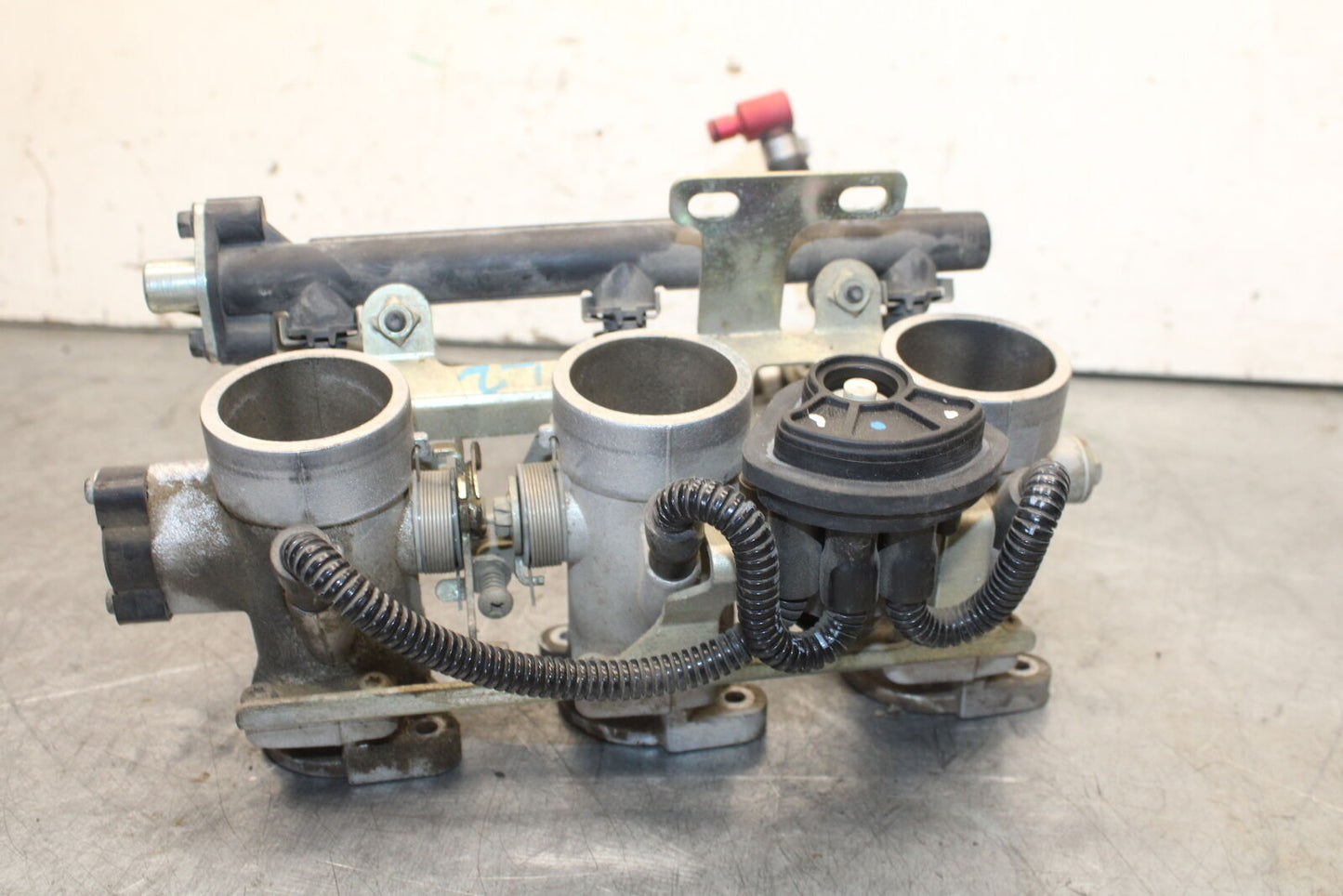 01-06 TRIUMPH TIGER 955I MAIN FUEL INJECTORS / THROTTLE BODIES BB693