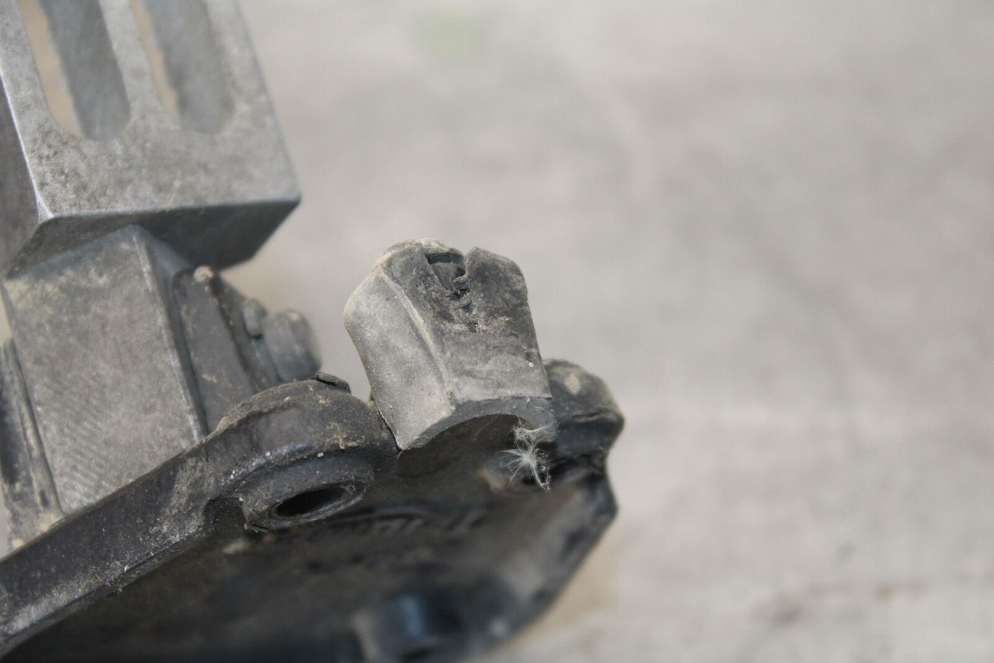 01-06 TRIUMPH TIGER 955I LEFT FRONT FOOT REST PEG STEP BB693