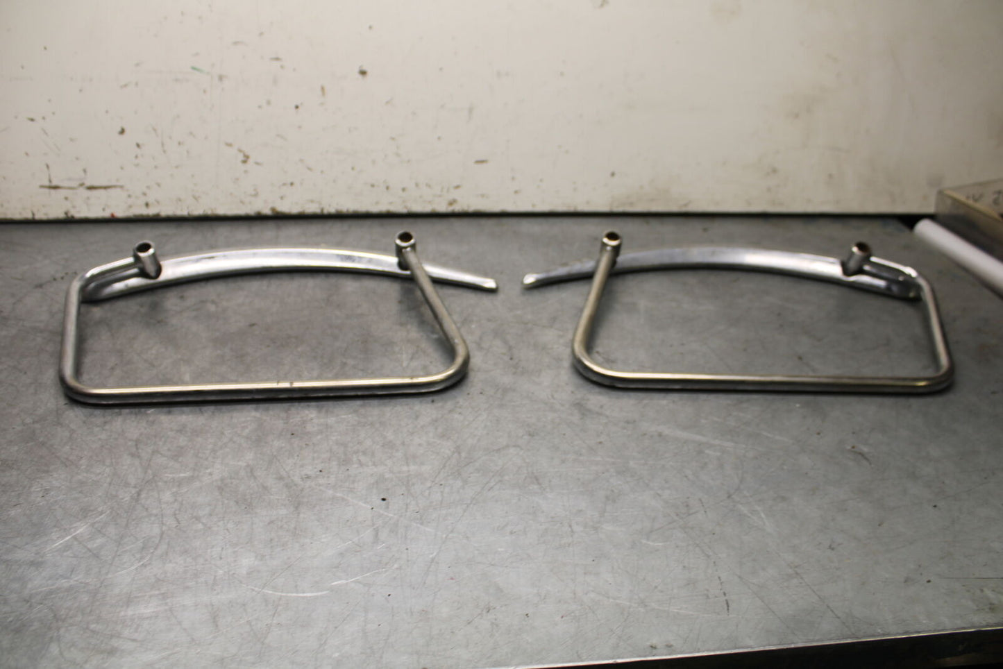 99-00 YAMAHA V STAR 1100 SADDLEBAG CASE MOUNTING BRACKET MOUNT BB711