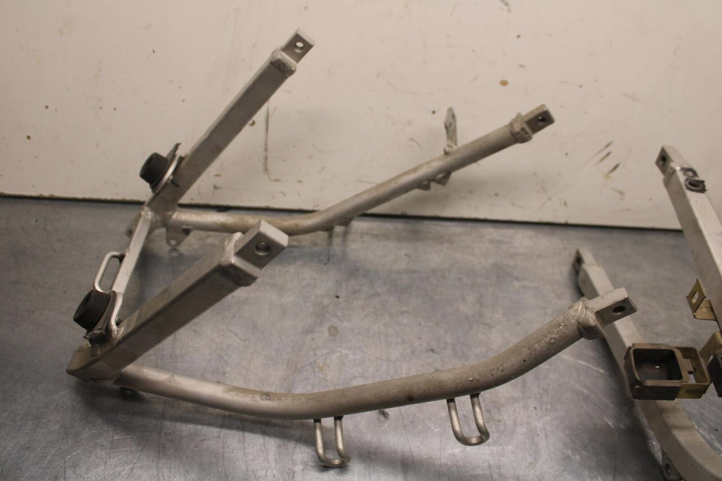 1999 Suzuki GSXR600 REAR SUBFRAME BACK SUB FRAME 41200-33E20 43980-33E20 BB608