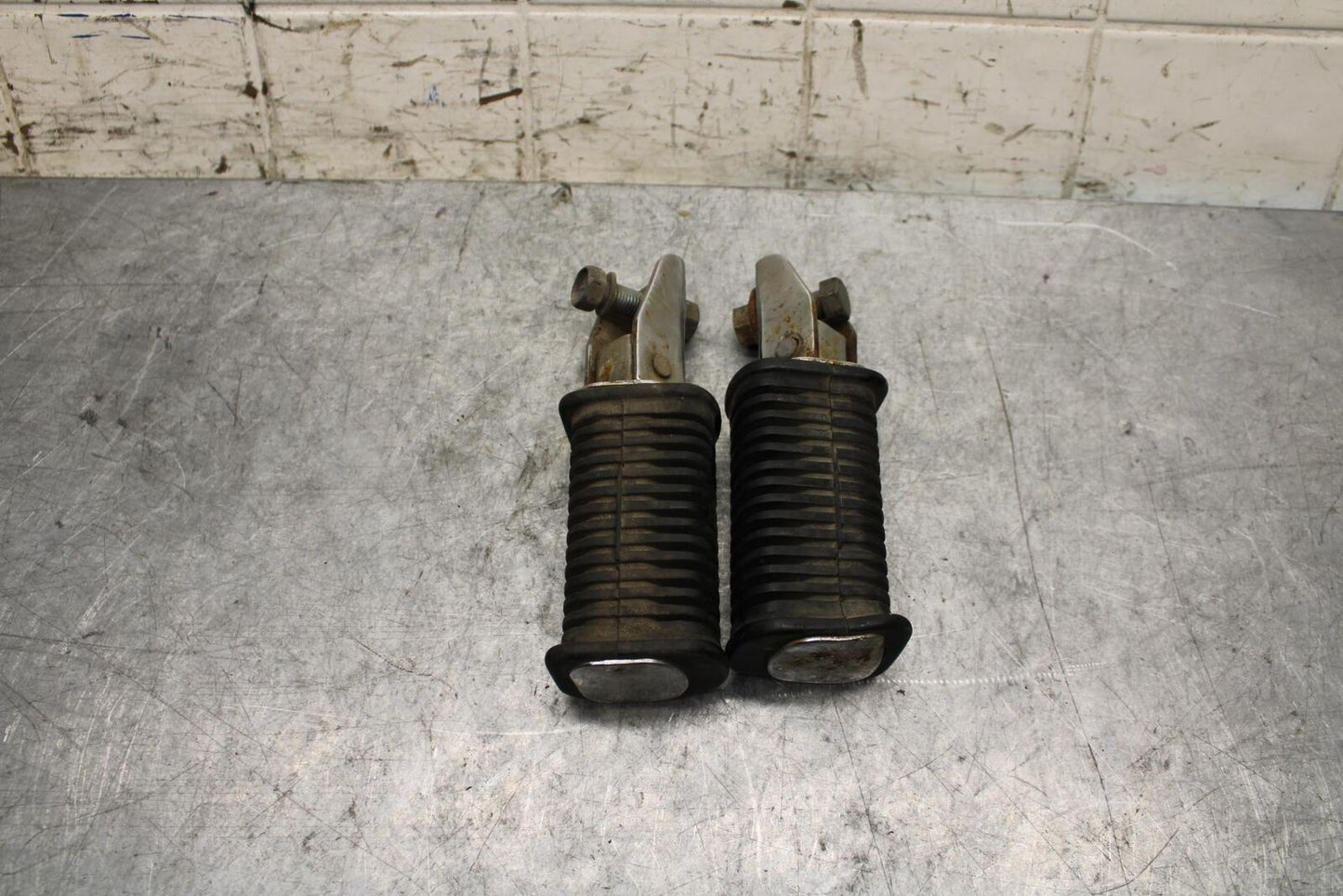 1982 Suzuki GS1100ES REAR BACK PASSENGER PEG SET PAIR BB55