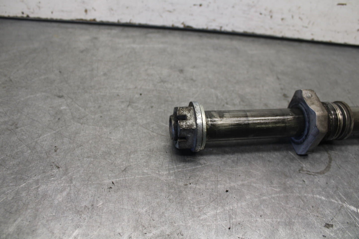04 SUZUKI GSXR600 REAR AXLE BACK WHEEL RIM PIVOT BOLT AXEL 64711-33E10 BB676