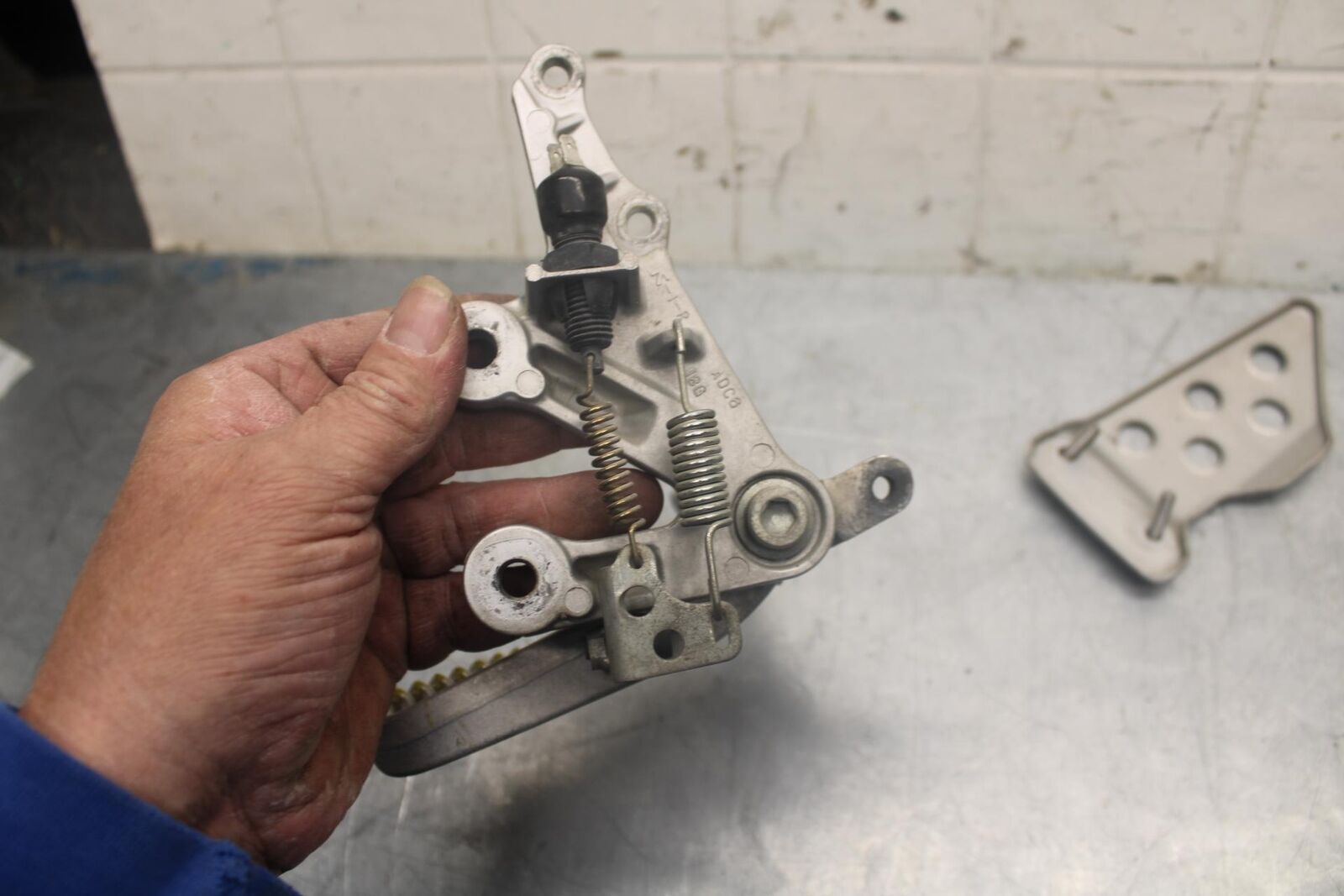 03-04 SUZUKI GSXR1000 RIGHT REARSET REAR SET DRIVER FOOT PEG REST STOP BB459