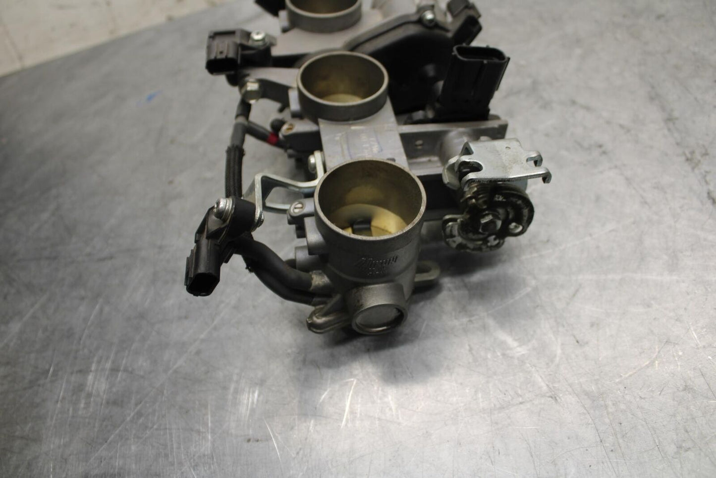 2015 Yamaha FJ09 MAIN FUEL INJECTORS / THROTTLE BODIES BB41