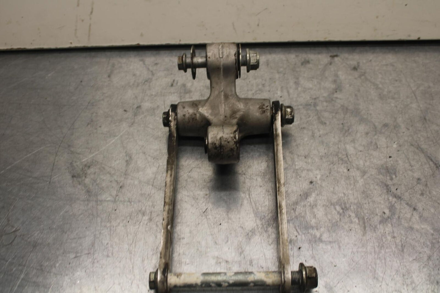 04-05 SUZUKI GSXR750 REAR DOGBONE SHOCK LINKAGE LINK 62600-35880 BB81