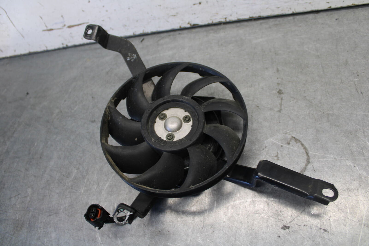 04 SUZUKI GSXR600 ENGINE RADIATOR COOLING FAN 17800-29G00 BB676