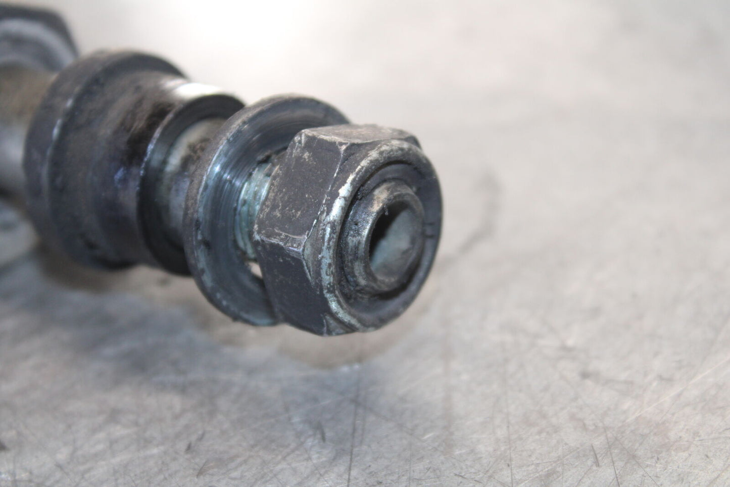 07-08 TRIUMPH DAYTONA 675 REAR AXLE BACK WHEEL RIM PIVOT BOLT AXEL BB685