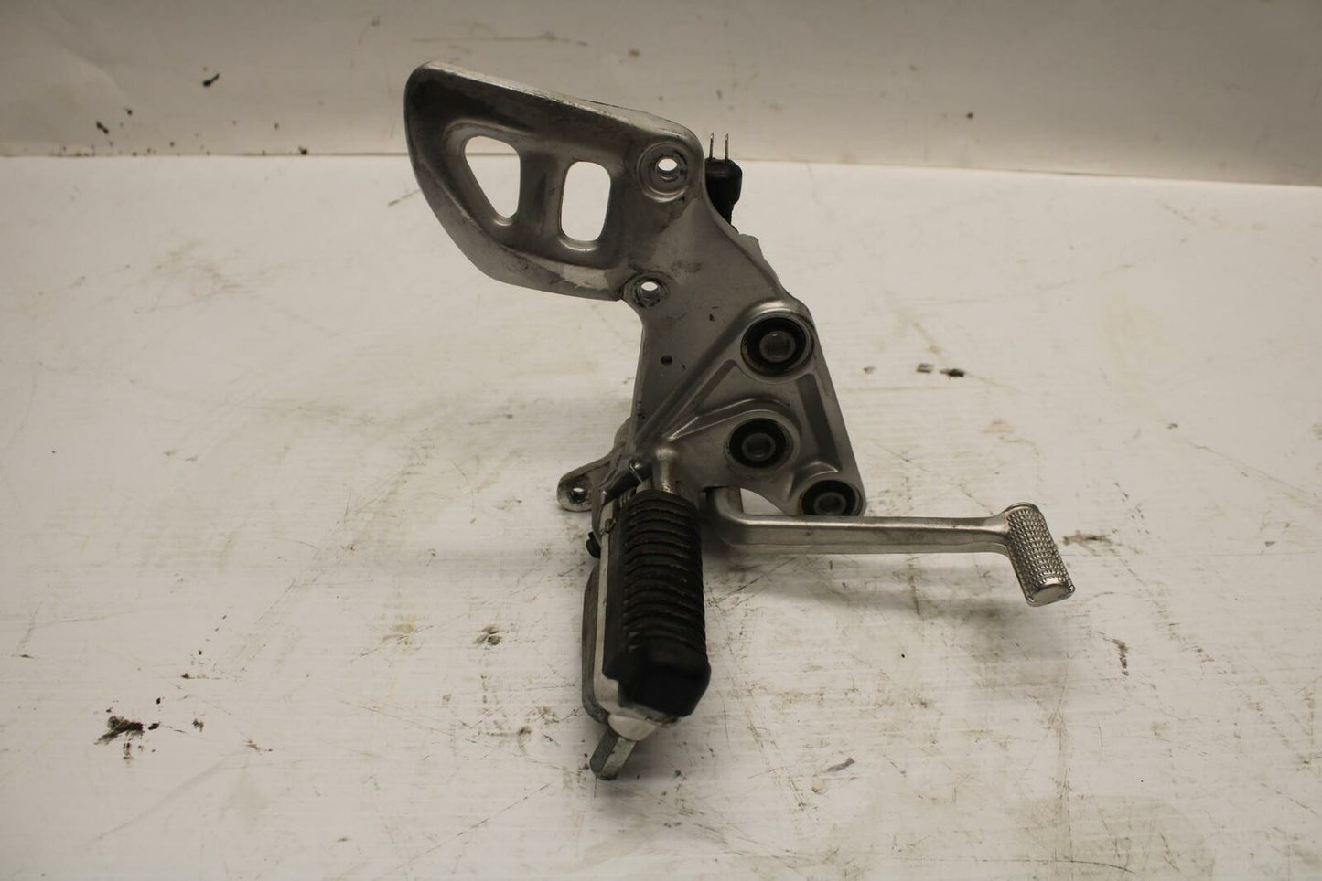 00-07 SUZUKI HAYABUSA RIGHT REARSET REAR SET DRIVER FOOT PEG REST STOP BB281