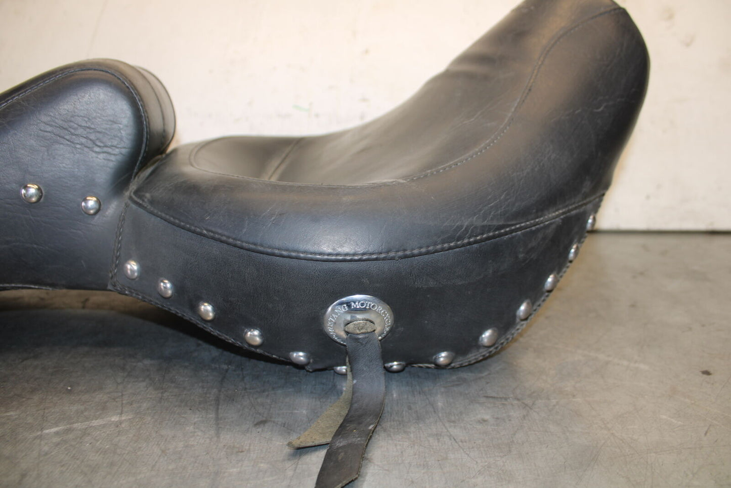 87-03 SUZUKI INTRUDER 1400 VS1400GLP FRONT DRIVERS SEAT BB702
