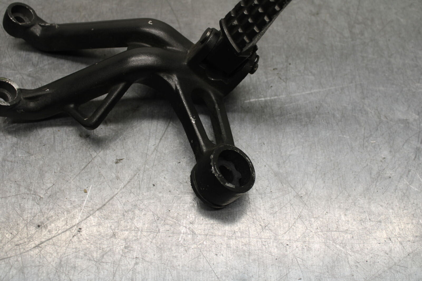 03-04 TRIUMPH DAYTONA 600 RIGHT REAR BACK PASSENGER PEG BB745