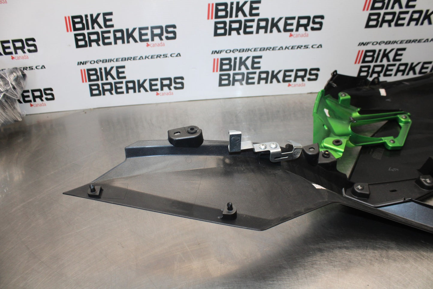 18-23 KAWASAKI NINJA 400 EX400 LEFT MID UPPER SIDE FAIRING COWL PLASTIC BB192