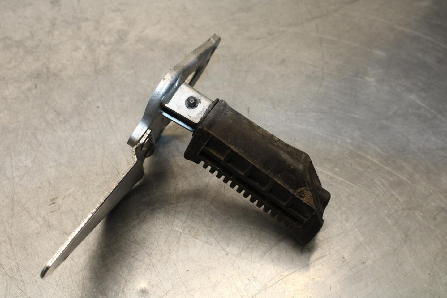 04-09 SUZUKI GS 500 FH GS500F LEFT REARSET REAR SET DRIVER FOOT PEG REST BB97