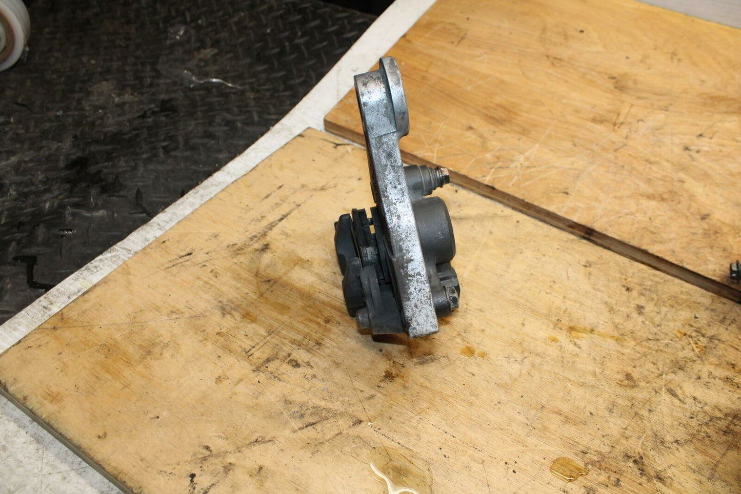 02-03 SUZUKI VSTROM 1000 REAR BACK BRAKE CALIPER W MOUNT BRACKET BB331