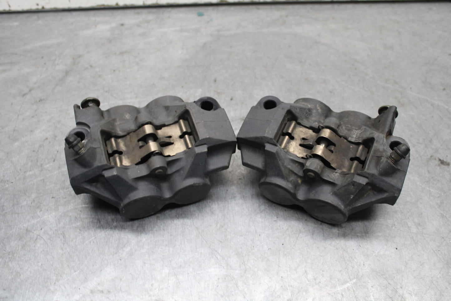 04-06 YAMAHA YZF R1 RIGHT LEFT FRONT BRAKE CALIPER SET PAIR CALIPERS BB659