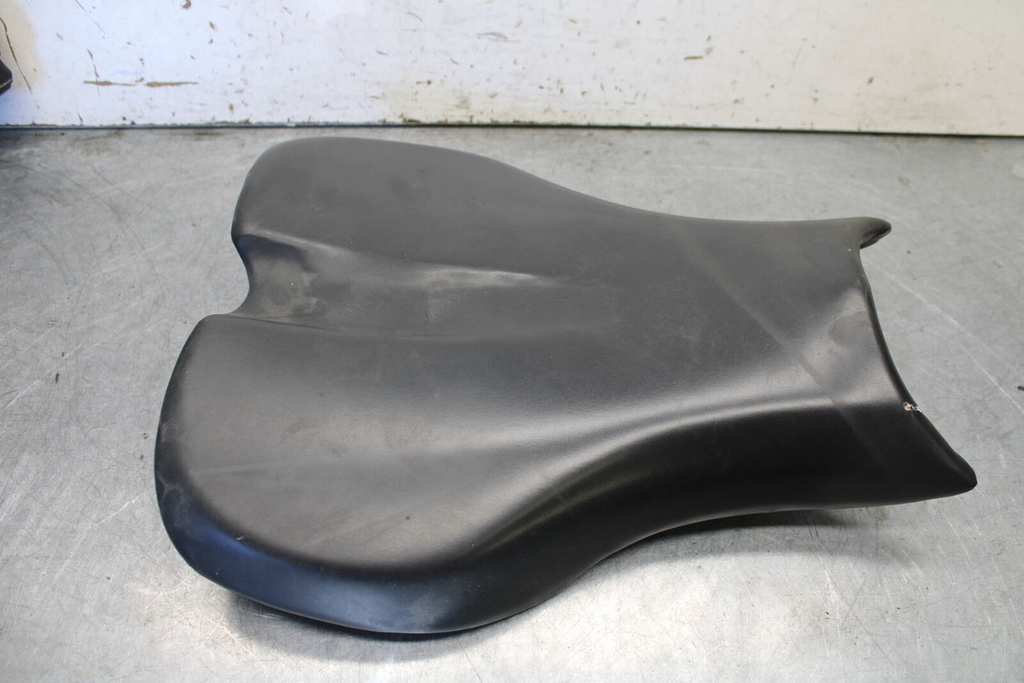 07-08 TRIUMPH DAYTONA 675 FRONT DRIVERS SEAT PAD SADDLE PILLION T2306512 BB685