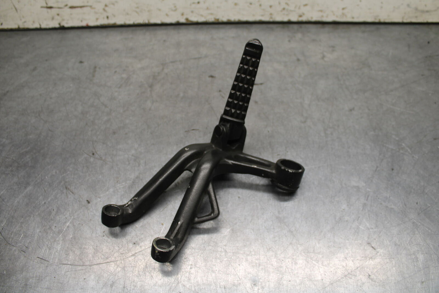 03-04 TRIUMPH DAYTONA 600 RIGHT REAR BACK PASSENGER PEG BB745