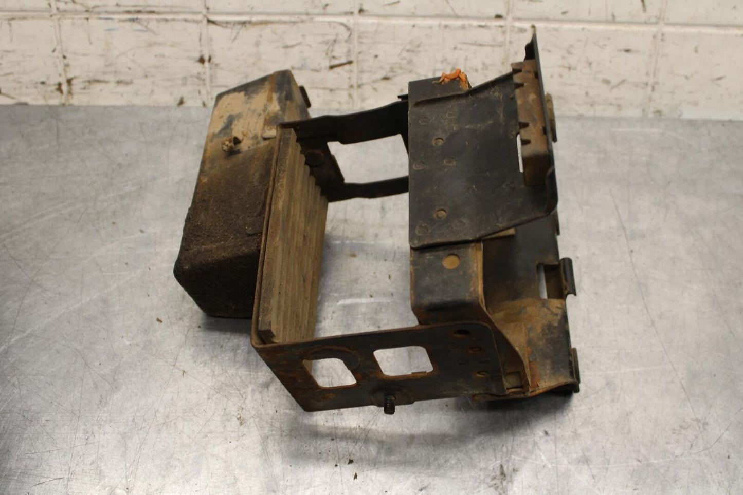 75 SUZUKI GT 550 REAR BATTERY BOX TRAY TOOL HOLDER BB67