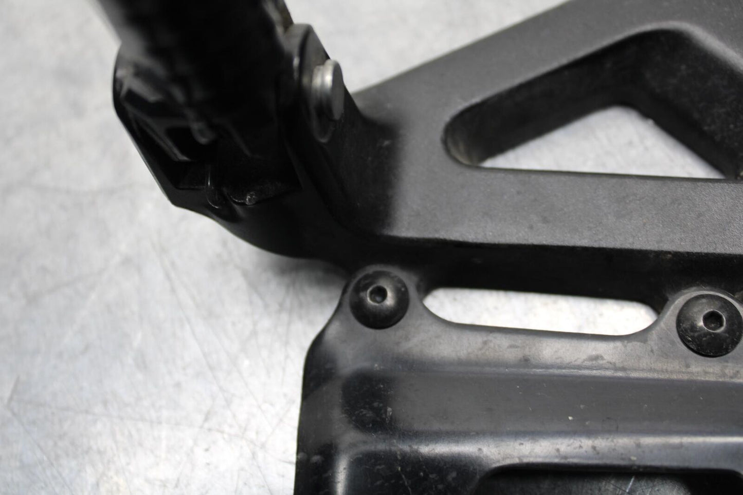 20 SUZUKI GSXR 1000 LEFT REARSET REAR SET DRIVER FOOT PEG REST STOP BB597