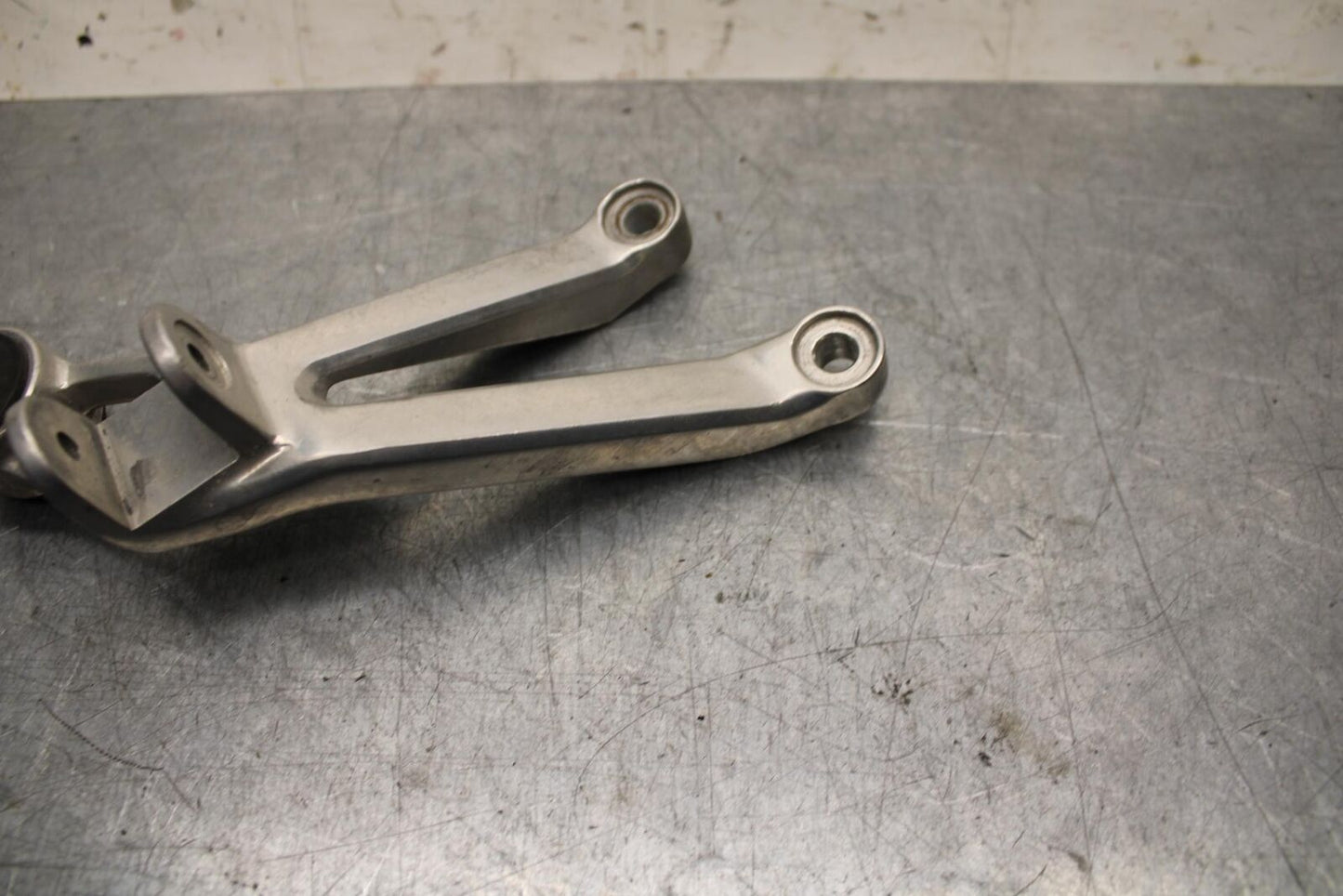 98-99 YAMAHA YZF R1 RIGHT REAR FOOT PEG BRACKET EXHAUST BB74