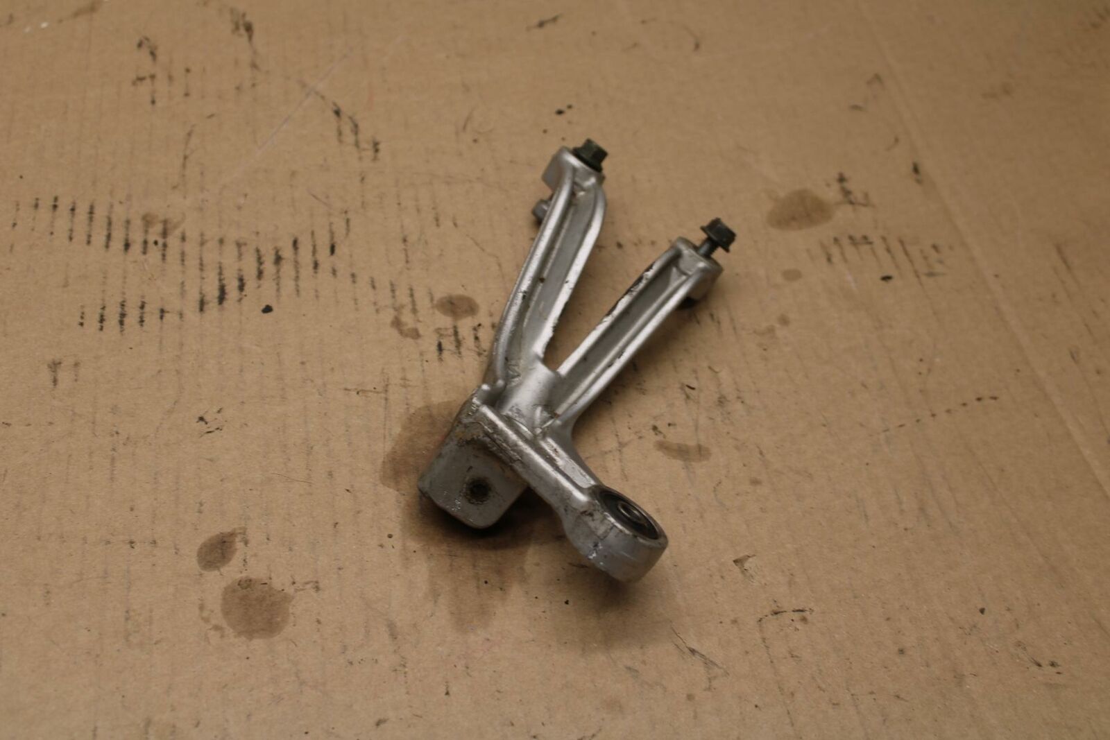 01 SUZUKI GSXR1000 RIGHT REAR BACK PASSENGER HANGER BB155b