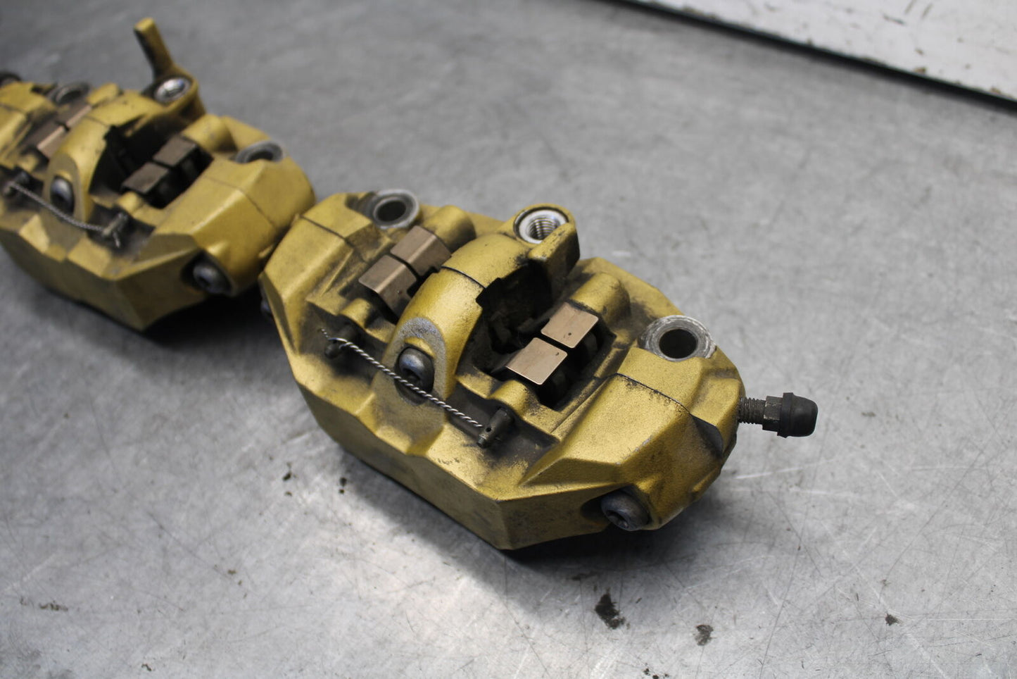 04-05 SUZUKI GSXR600 RIGHT LEFT FRONT BRAKE CALIPER SET PAIR CALIPERS BB658