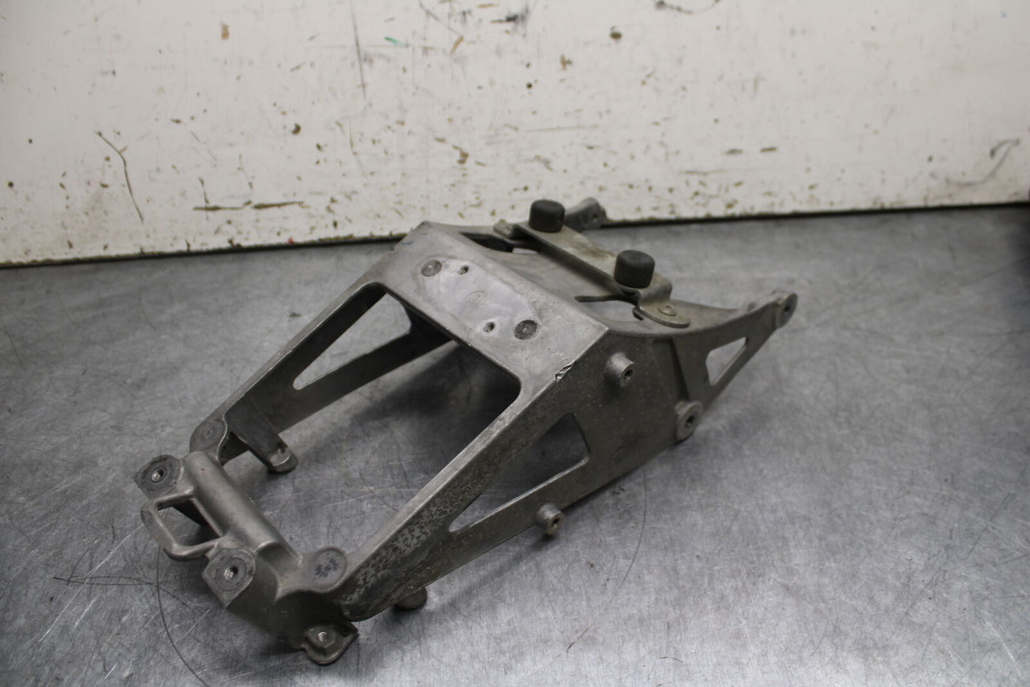 06-07 SUZUKI GSXR 600 REAR BACK TAIL SUBFRAME SUB FRAME BB737