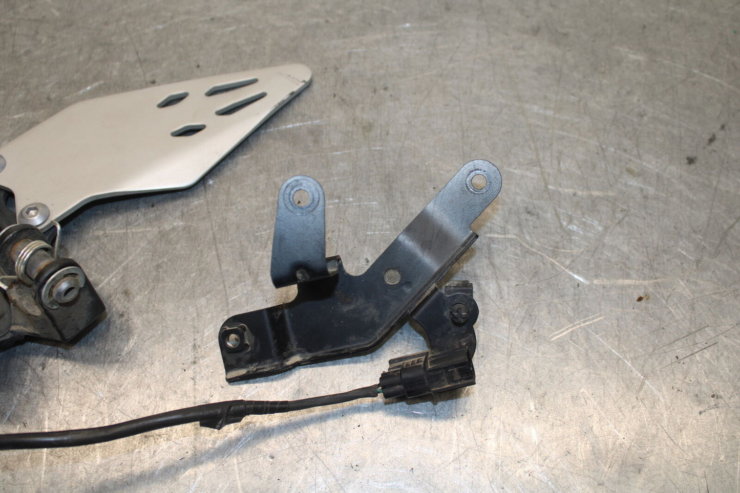 19-23 KAWASAKI NINJA ZX6R LEFT REARSET REAR SET FOOT PEG W SHIFTER BB701