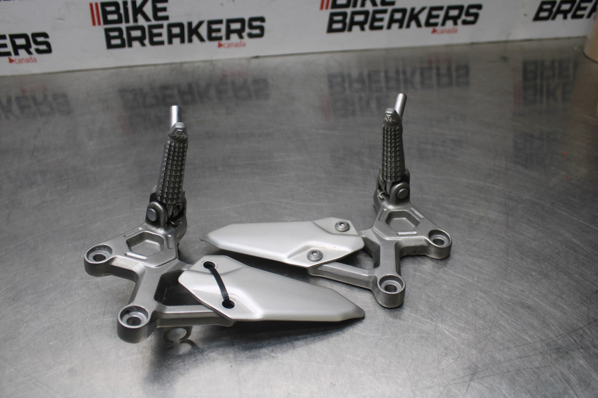 24-25 KAWASAKI NINJA ZX4R RIGHT LEFT REARSETS REAR SET DRIVER FOOT PEGS BB827