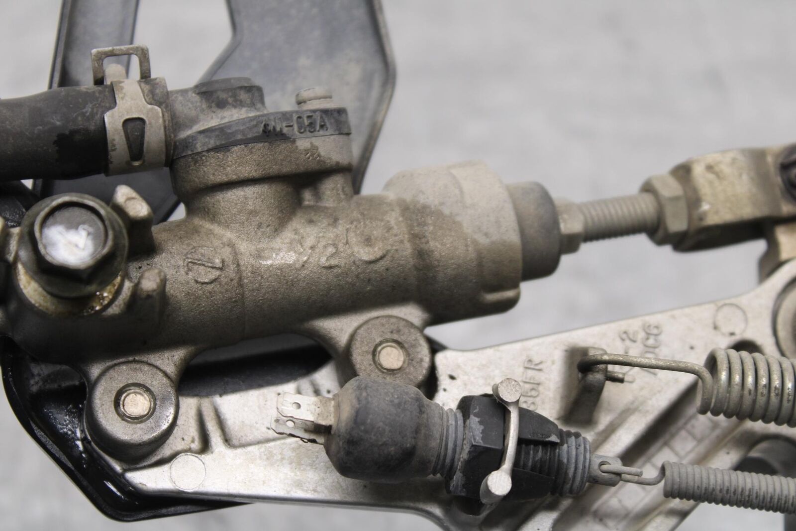 01-03 SUZUKI GSXR600 RIGHT REARSET REAR SET DRIVER FOOT PEG REST STOP BB633