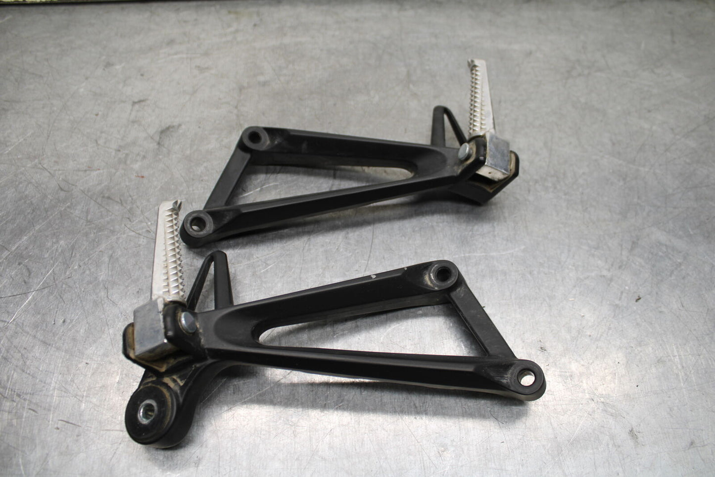 19-24 YAMAHA R3 REAR BACK PASSENGER PEG SET PAIR BB736