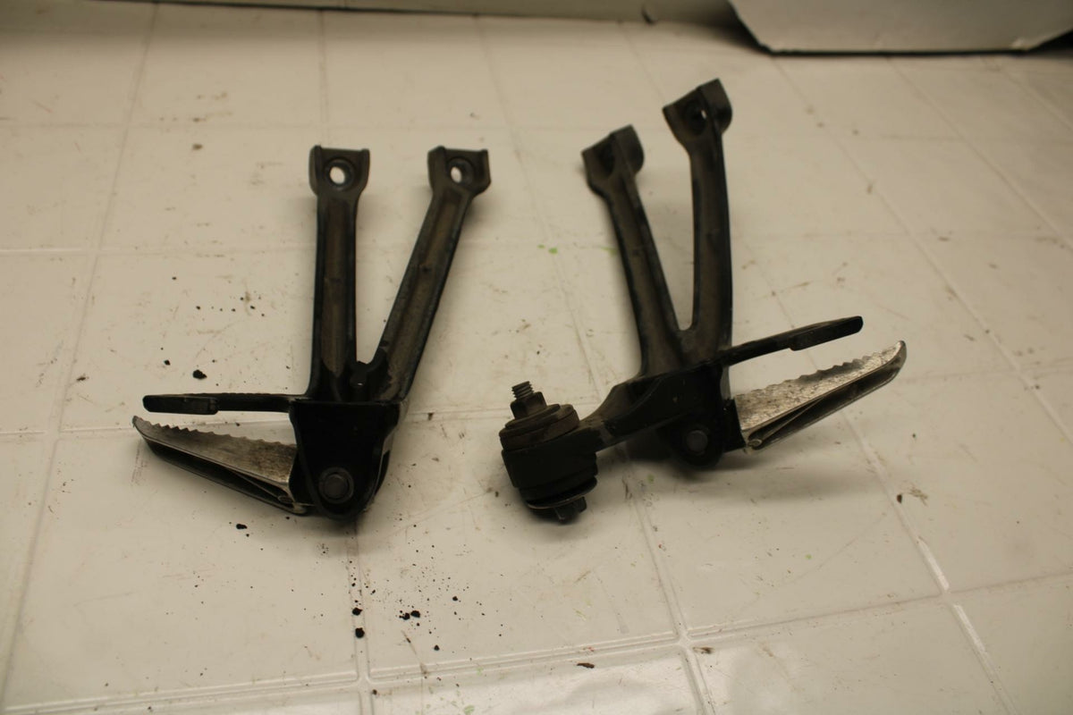 08-10 SUZUKI GSXR750 REAR BACK PASSENGER PEG SET PAIR BB396
