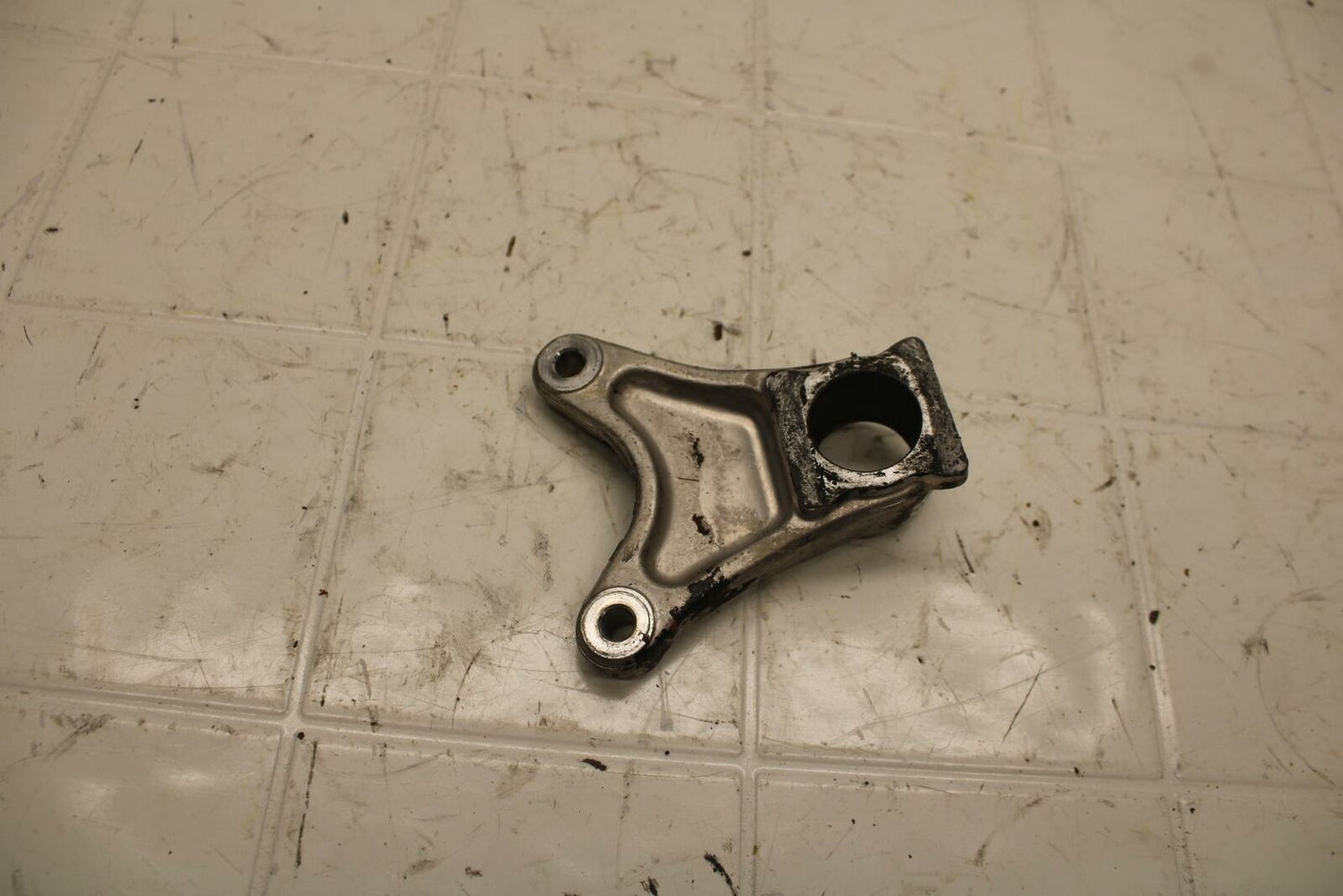 01 SUZUKI GSXR1000 REAR BRAKE CALIPER HANGER BACK MOUNTING BRACKET BB10
