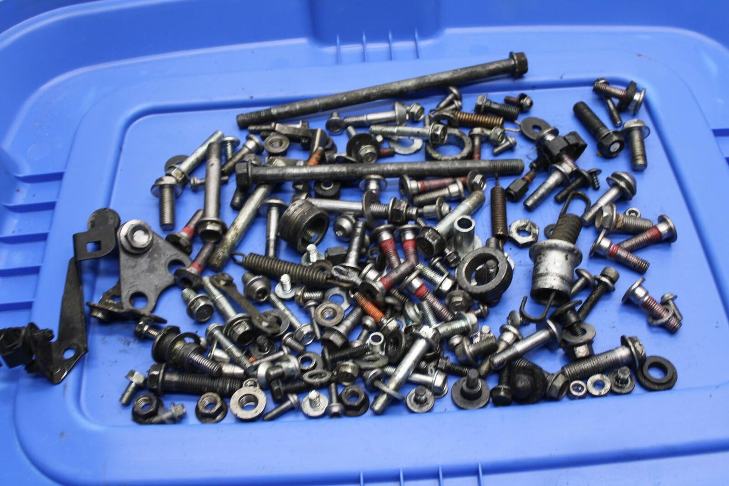 17 KAWASAKI Z900 ZR900 LEFTOVER MOUNTING BOLTS HARDWARE MOTOR BB549