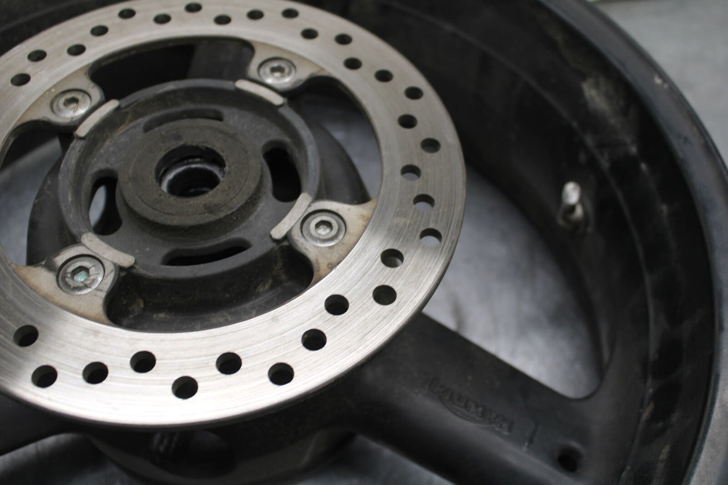 03-04 TRIUMPH DAYTONA 600 REAR WHEEL BACK RIM BB745