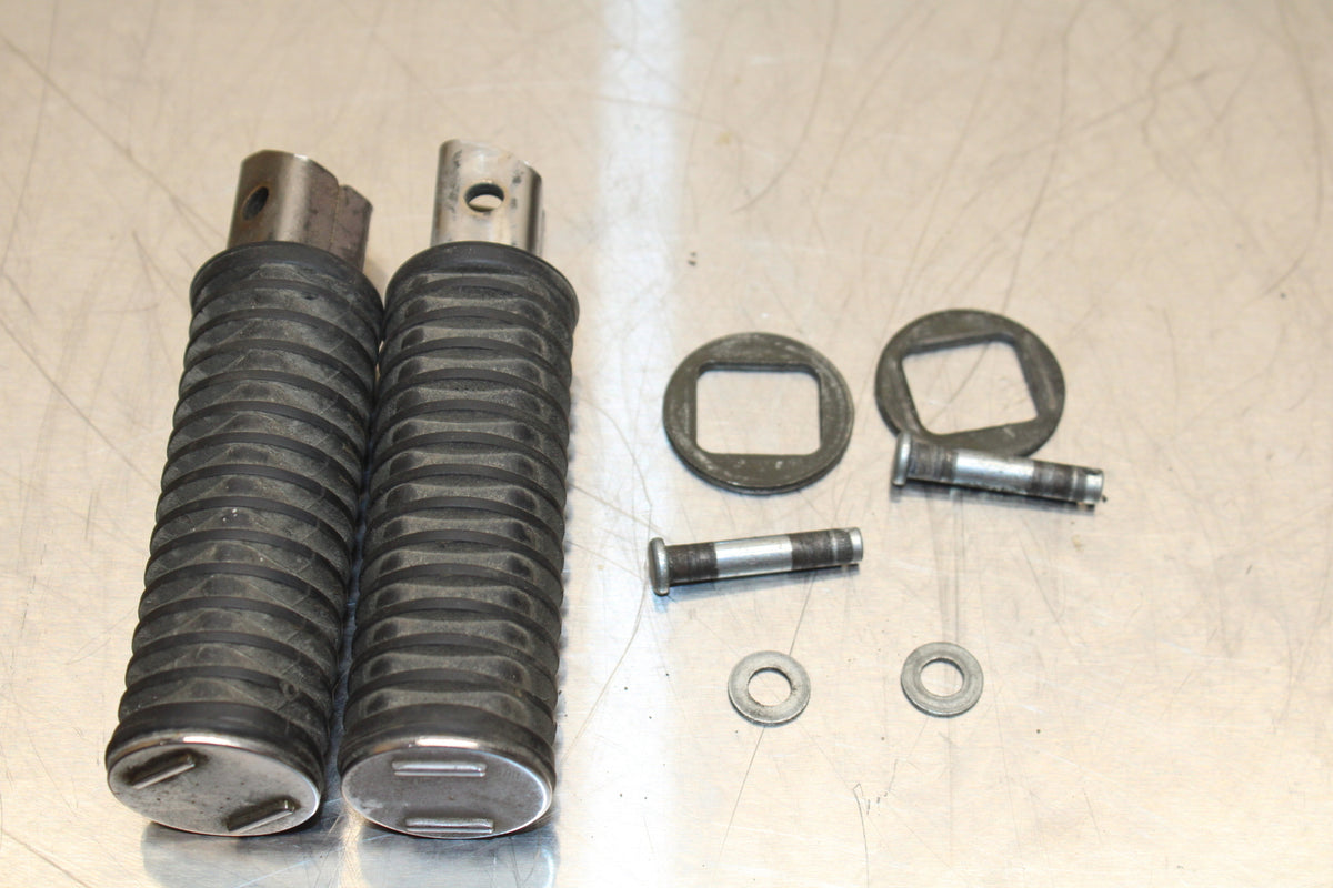 03-05 HONDA SHADOW CLASSIC 750 REAR PASSENGER FOOT STEP PEG SET PAIR BB139