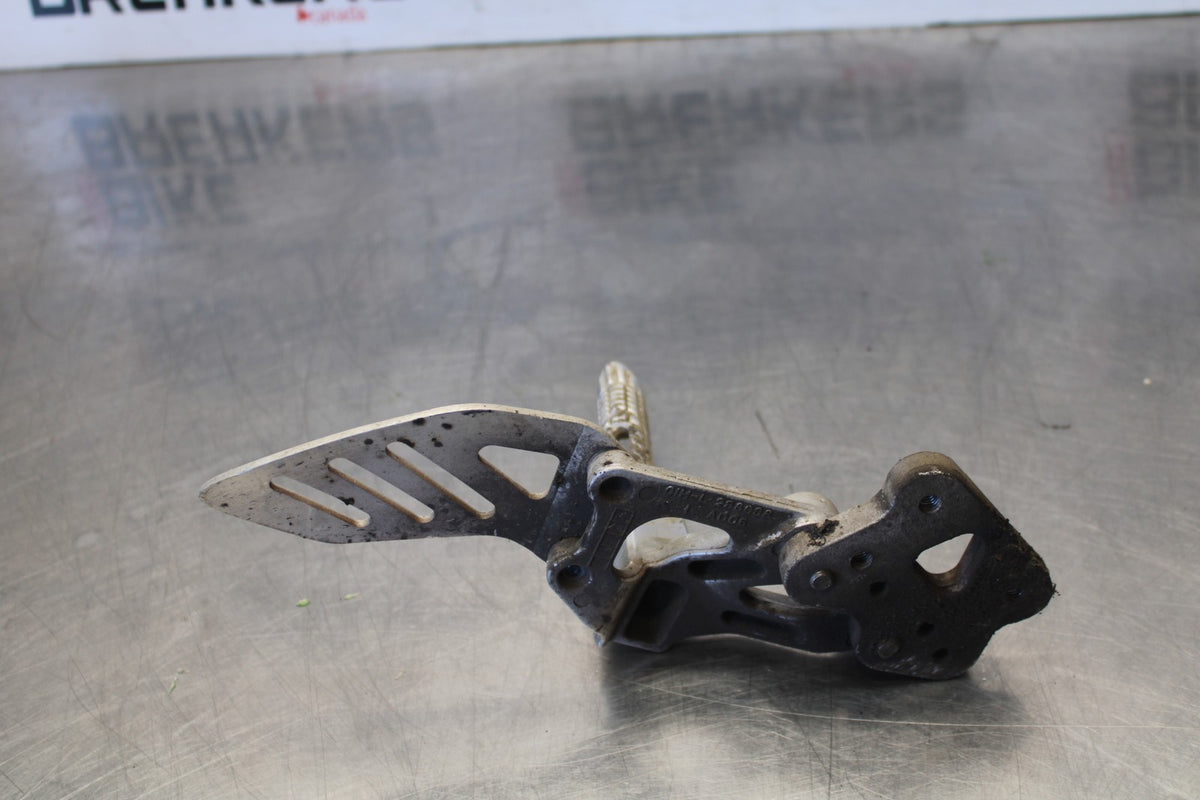 06-07 SUZUKI GSXR 600 LEFT REARSET REAR SET DRIVER FOOT PEG REST STOP BB863