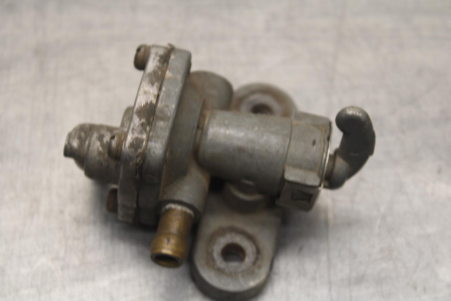 80-83 SUZUKI GS750E FUEL GAS TANK PETCOCK SHUT ON OFF VALVE BB82